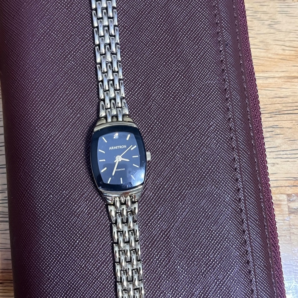 Armitron Women's Diamond Accent Self Adjustable Black Face New Battery